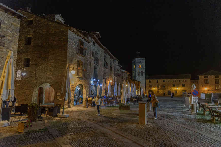 Huesca - Ainsa 40 - plaza Mayor.jpg